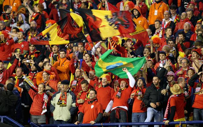 I tifosi del Belgio fanno festa sventolando anche una bandiera del Brasile. Epa